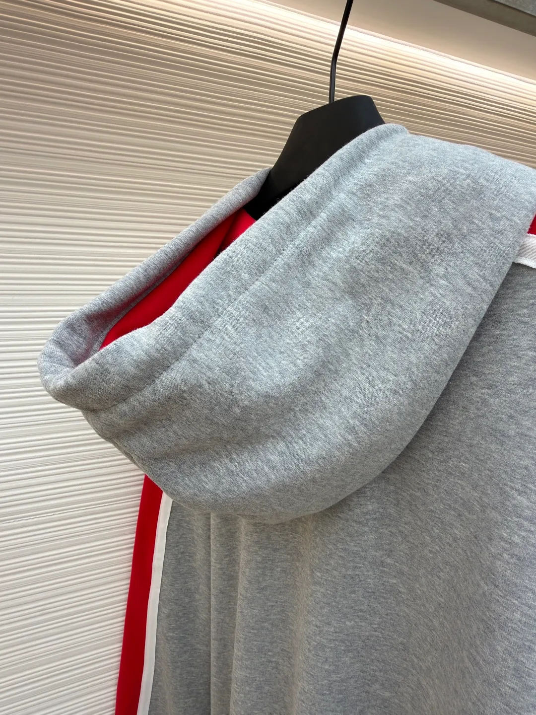 LOUIS VUITTON SKI ski series color-blocked hooded sweatshirt ●Original version: purchased and developed by 14180 ●Item number: 1681688-A95 ●Fabric: cotton fabric ●Technology: embroidery production ●Color: red, white and gray ●Version: fitted version ●Weight: about 725 grams ●Size: S-M-L-XL ●Description: This hooded sweatshirt is made of high-density cotton blend fabric and has been pre-shrunk to ensure it is not easily deformed after wearing. The main body of the shirt is gray, and the sleeves are spliced ​​with red and white webbing to create a sharp contrast. The LV logo on the chest adopts three-dimensional embroidery technology, with fine stitching and strong three-dimensional effect. The letter patterns on the sleeves also use embroidery technology, with smooth lines and rich layering. The hooded design is equipped with a drawstring with metal decoration at the end, which is both beautiful and practical. There are kangaroo pockets on both sides of the body for easy placement of small items. The cuffs and hem are ribbed to increase wearing comfort while effectively preventing wind. The overall cut is loose and suitable for a variety of body types. All sutures are made of high-strength polyester threads, which have been tested many times to ensure that they will not open during long-term wear. The overall wiring is straight and delicate, the fabric is comfortable and soft, and the color is consistent without color difference. It can be matched with the same style to create a fashionable look and control various occasions. Customized accessories, complete with three standards, same style for men and women!